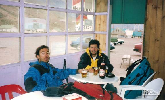 Uma merecida cerveja gelada em Puente del Inca, após vários dias escalando o Aconcágua, no oeste da Argentina (temporada de 1998/99)